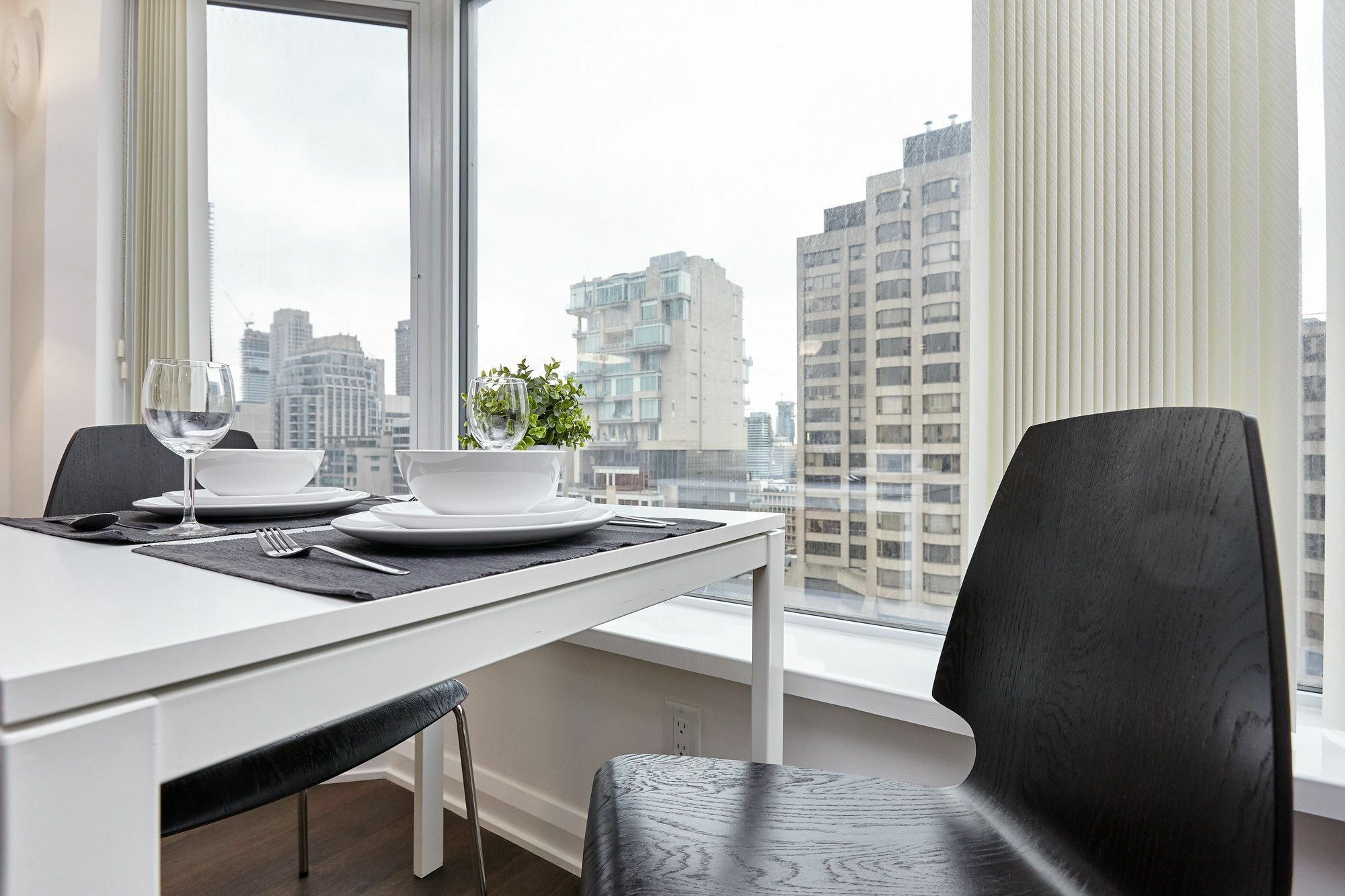 Atlas Suites - Yorkville Furnished Apartments Toronto Exterior photo
